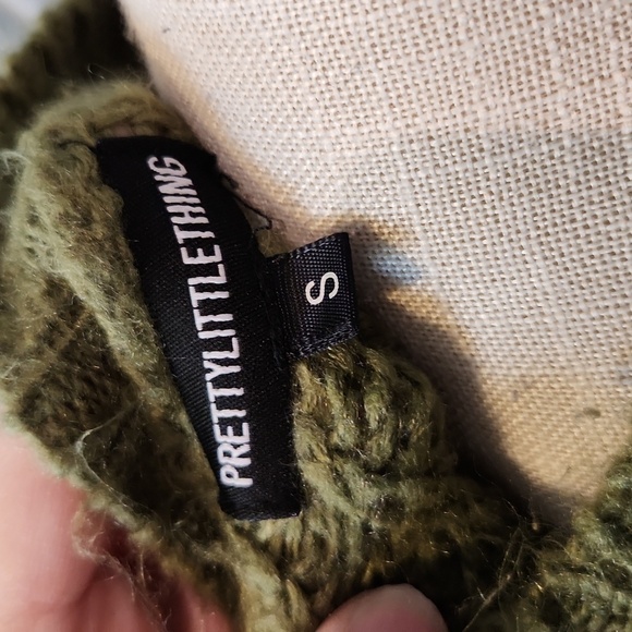 PrettyLittleThing cropped balloon sleeves lettuce hem olive green crew n… - Picture 7 of 8